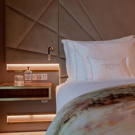 Wine & Books Lisboa Hotel Exteriér fotografie A bedroom at The Hari