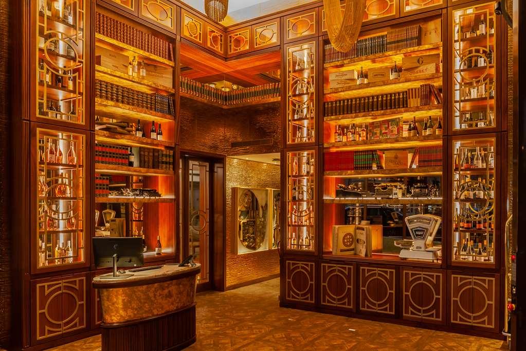 Wine & Books Lisboa Hotel Exteriér fotografie The interior of the Harry Potter store at Platform 9¾ at King's Cross
