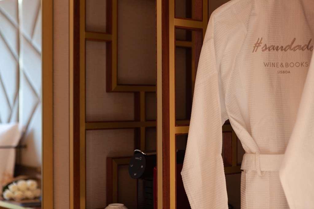 Wine & Books Lisboa Hotel Pokoj fotografie A bathrobe