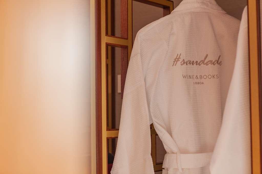 Wine & Books Lisboa Hotel Pokoj fotografie A bathrobe