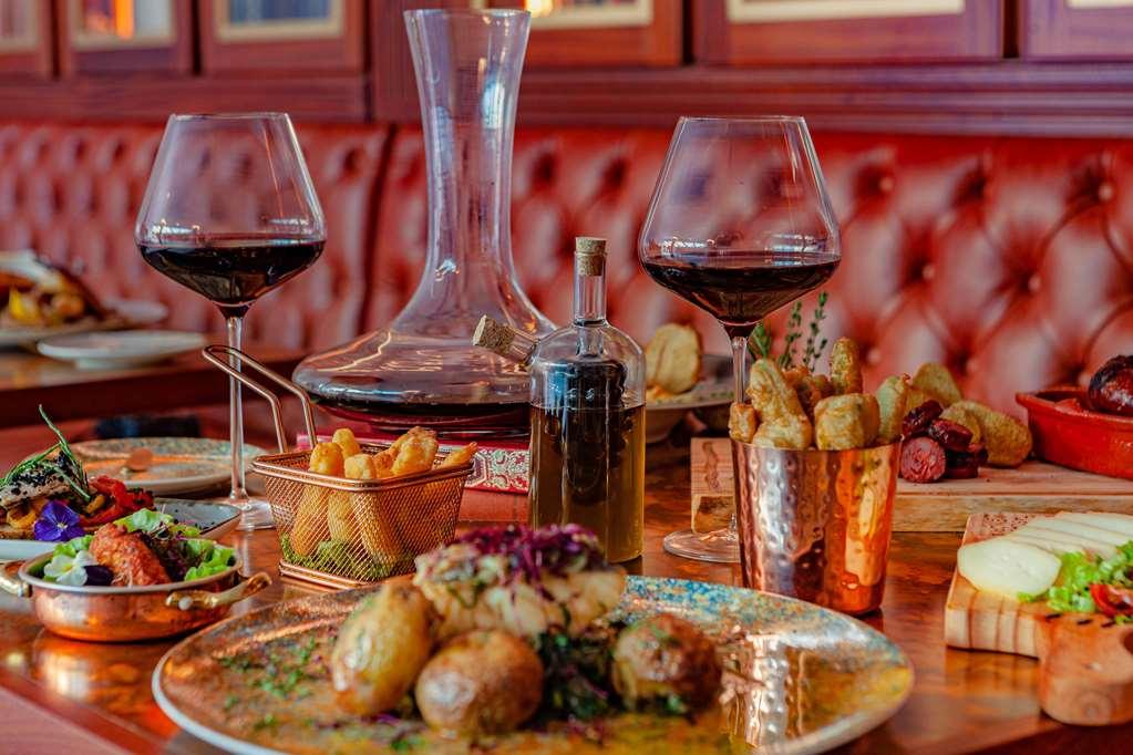 Wine & Books Lisboa Hotel Restaurace fotografie A wine decanter