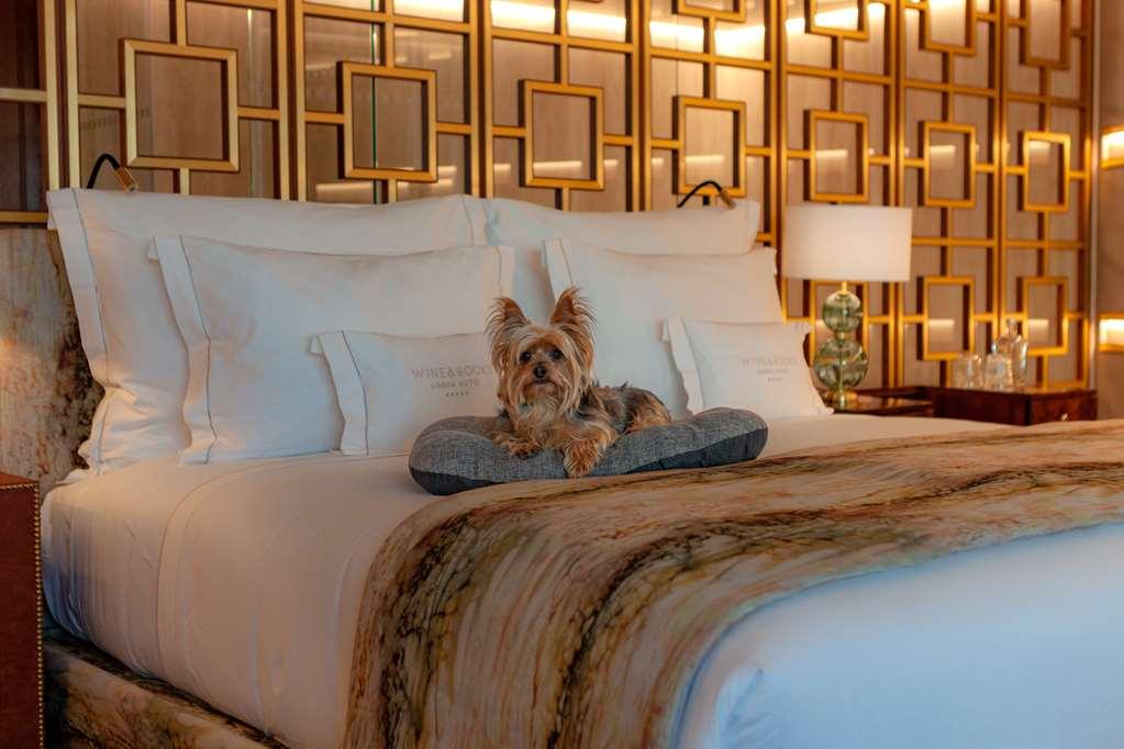 Wine & Books Lisboa Hotel Zařízení fotografie A dog on a bed