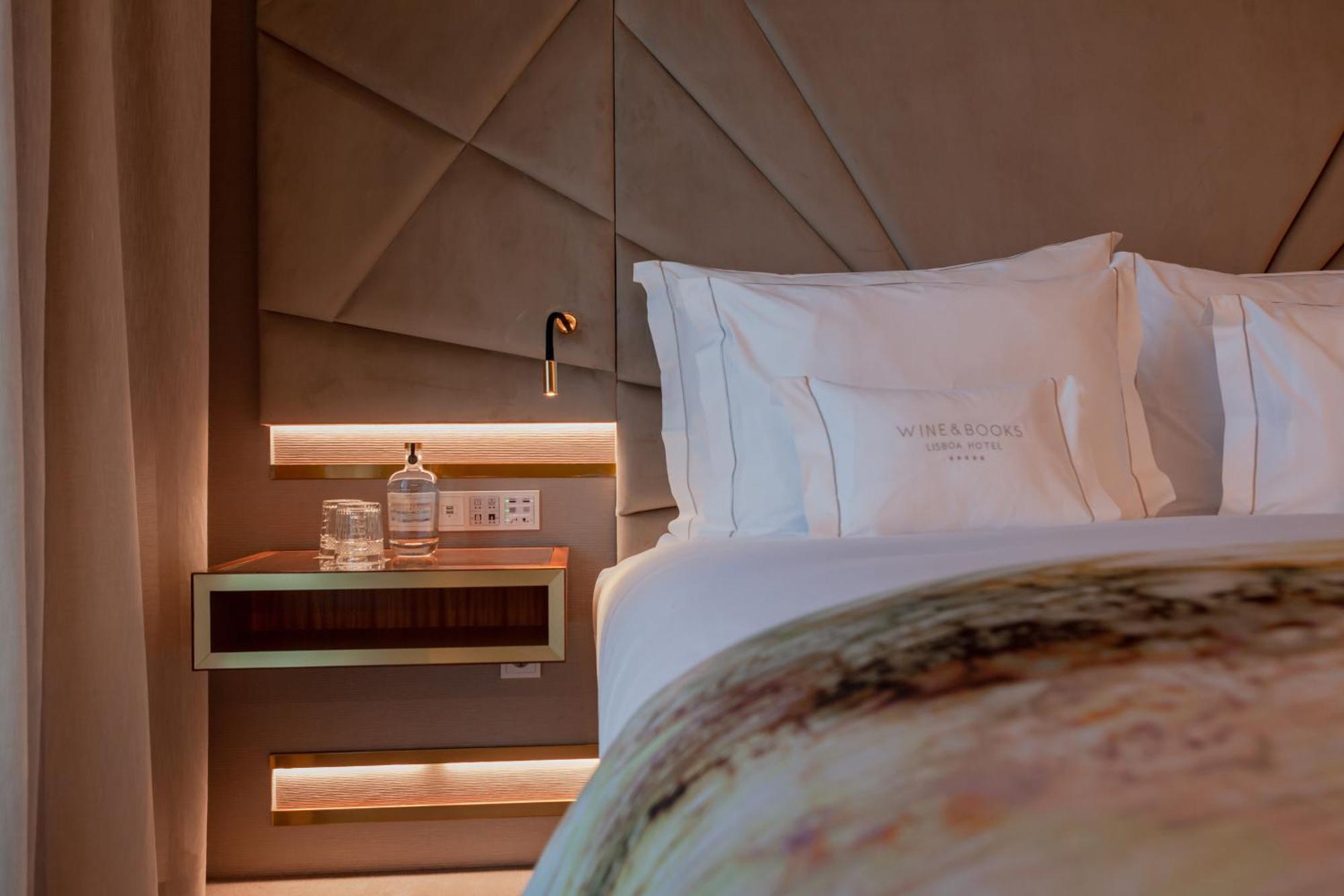 Wine & Books Lisboa Hotel Exteriér fotografie A bedroom at The Hari