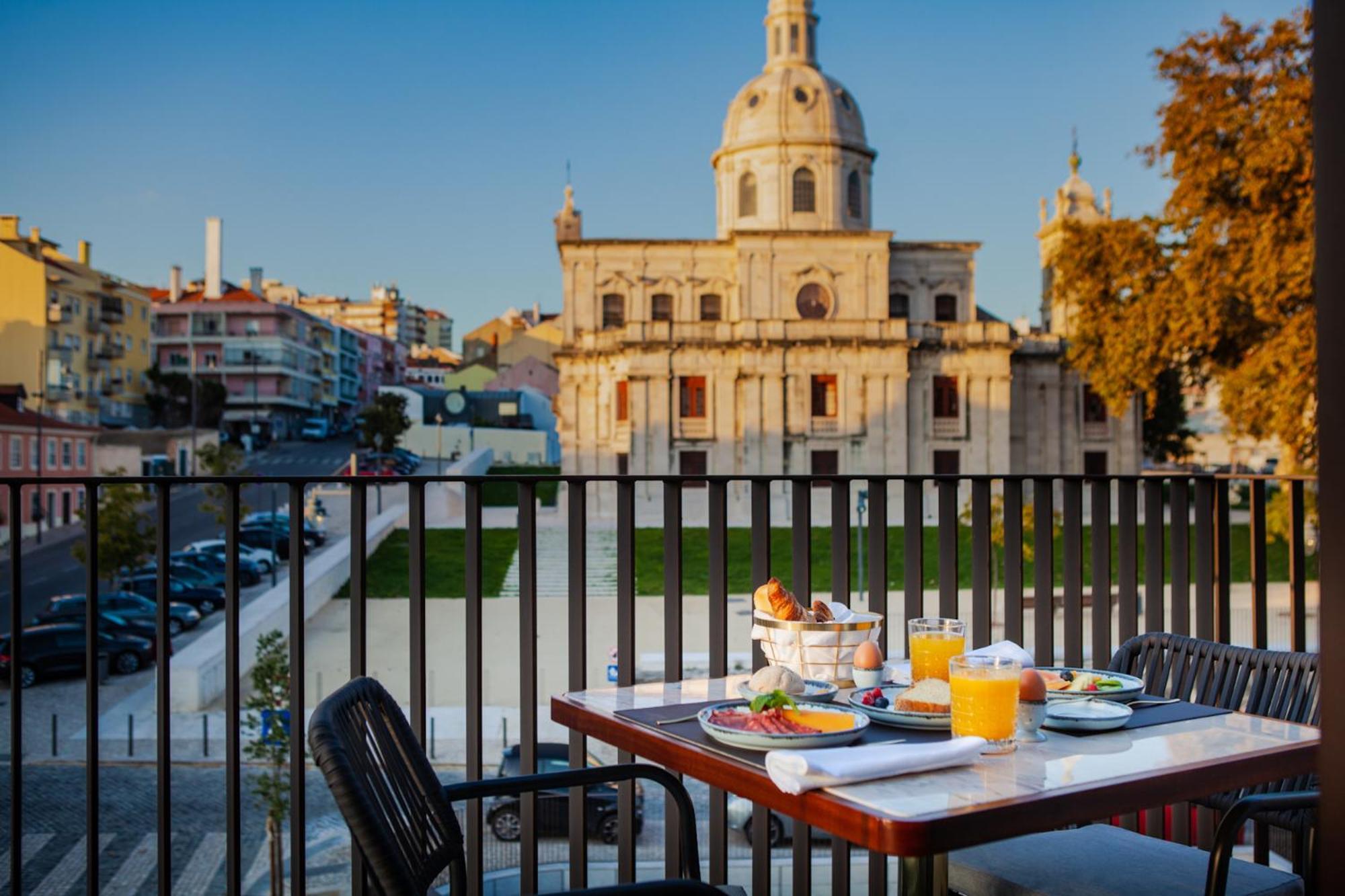 Wine & Books Lisboa Hotel Exteriér fotografie Breakfast at the hotel