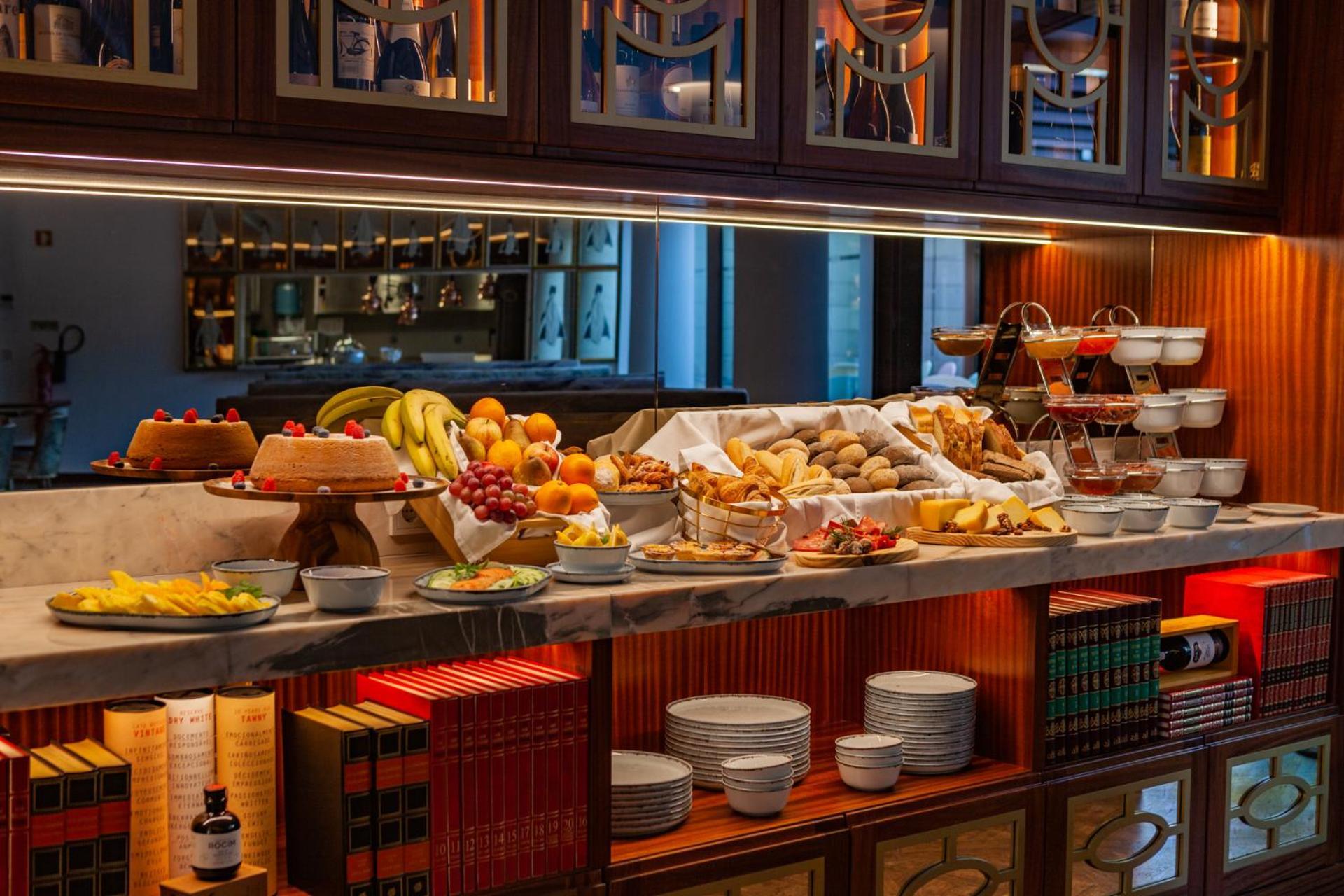 Wine & Books Lisboa Hotel Exteriér fotografie A buffet at a restaurant