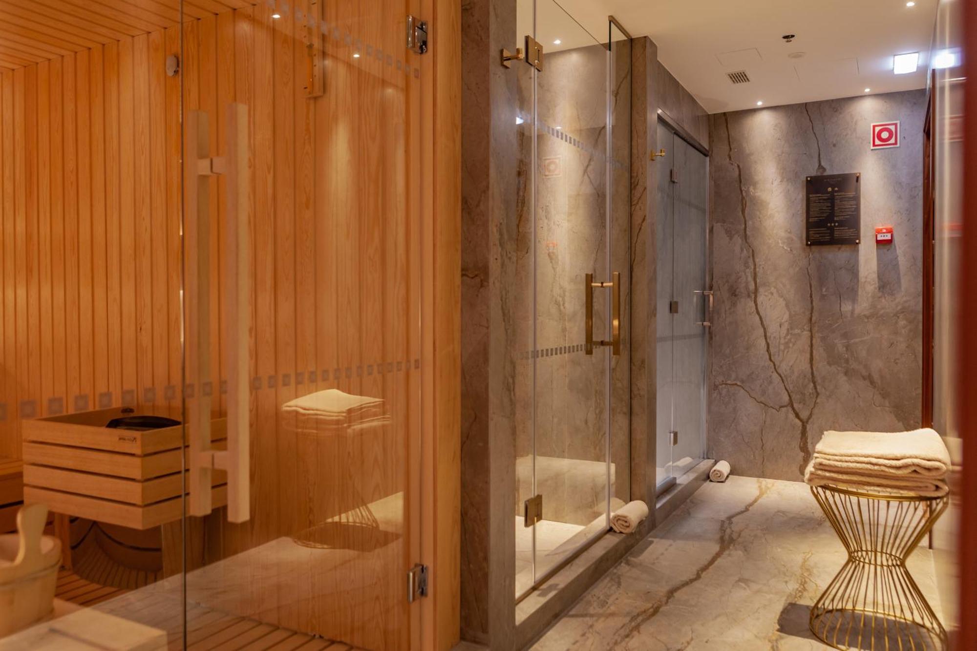 Wine & Books Lisboa Hotel Exteriér fotografie A shower room