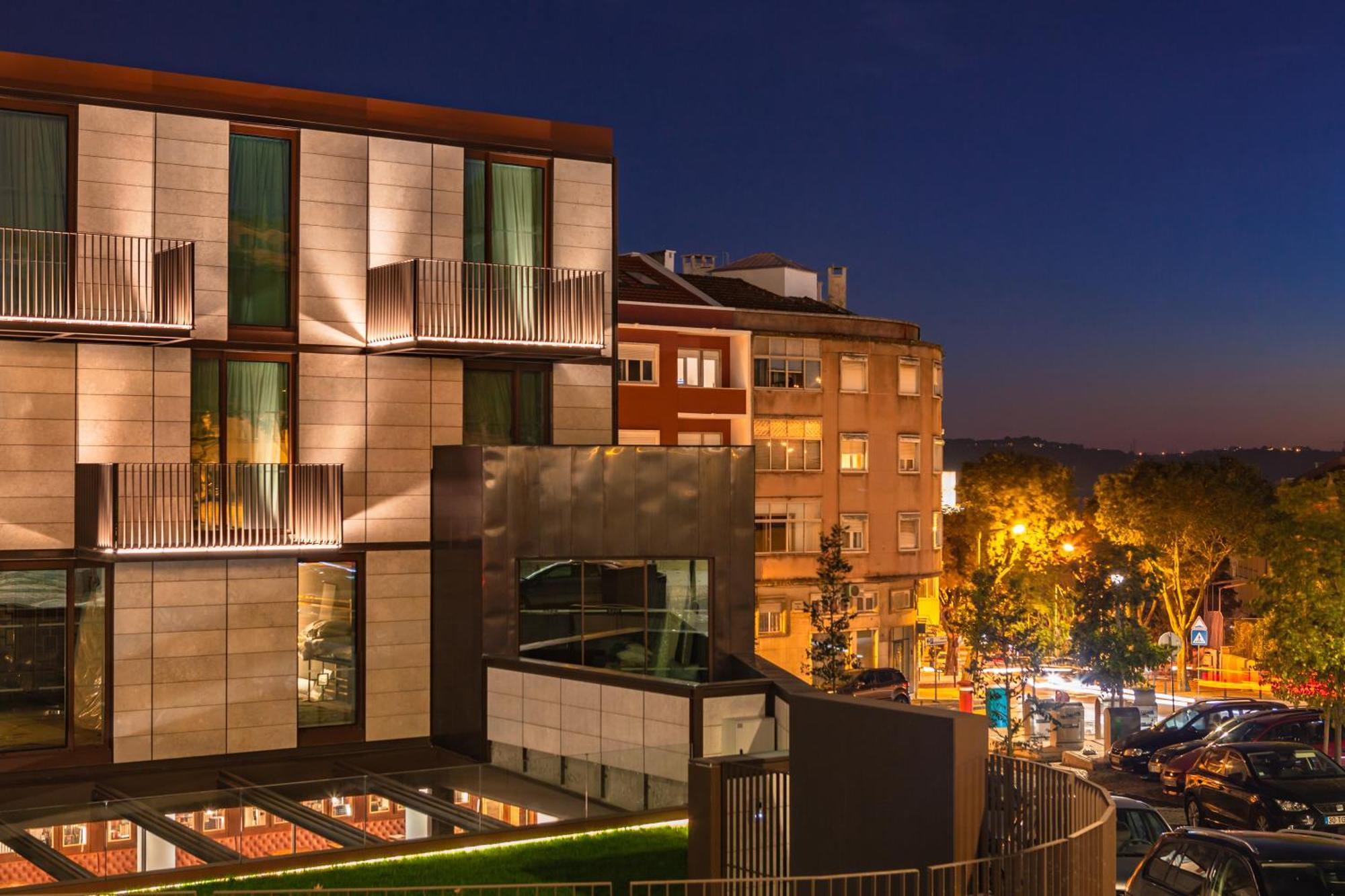 Wine & Books Lisboa Hotel Exteriér fotografie The hotel at night