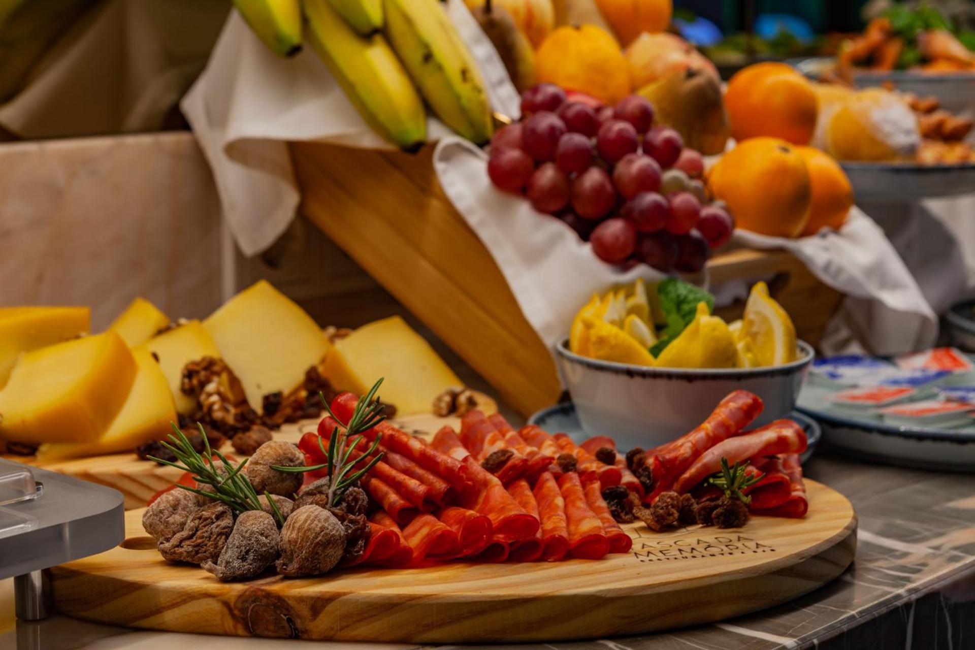 Wine & Books Lisboa Hotel Exteriér fotografie A selection of fruit and cheese