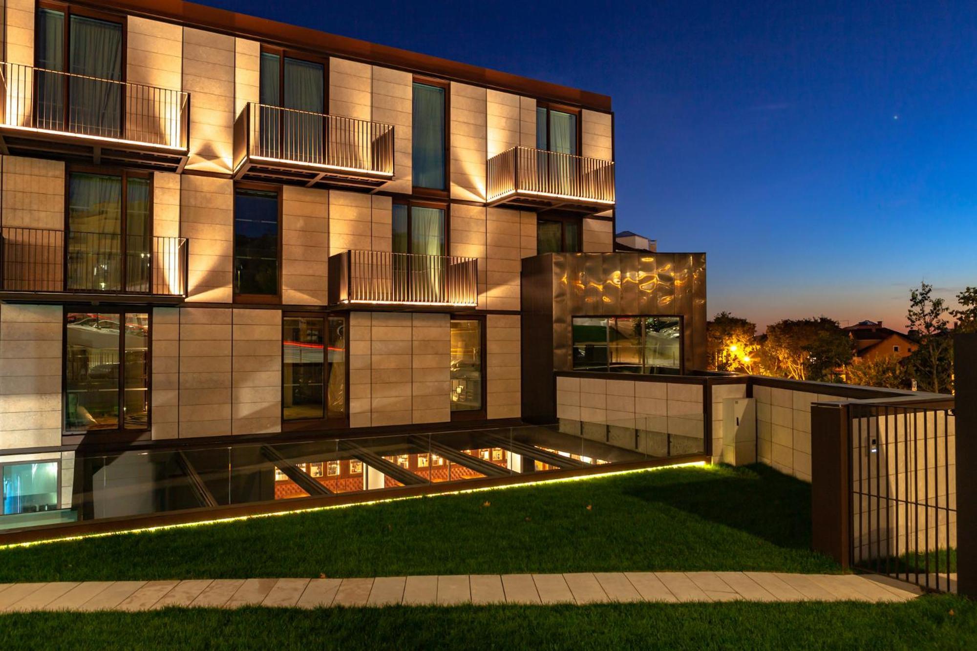 Wine & Books Lisboa Hotel Exteriér fotografie The hotel at night