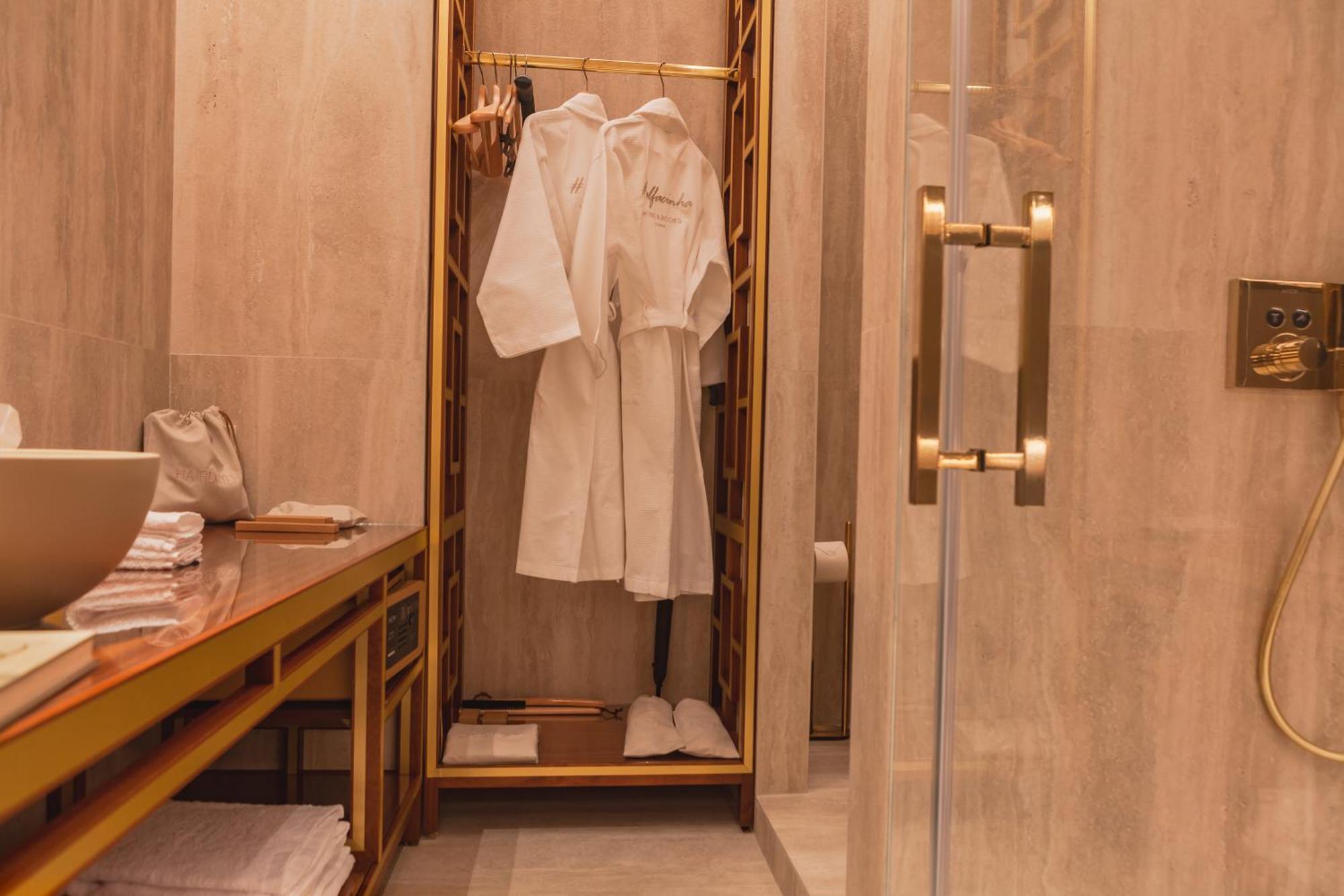 Wine & Books Lisboa Hotel Pokoj fotografie A bathrobe in a hotel bathroom